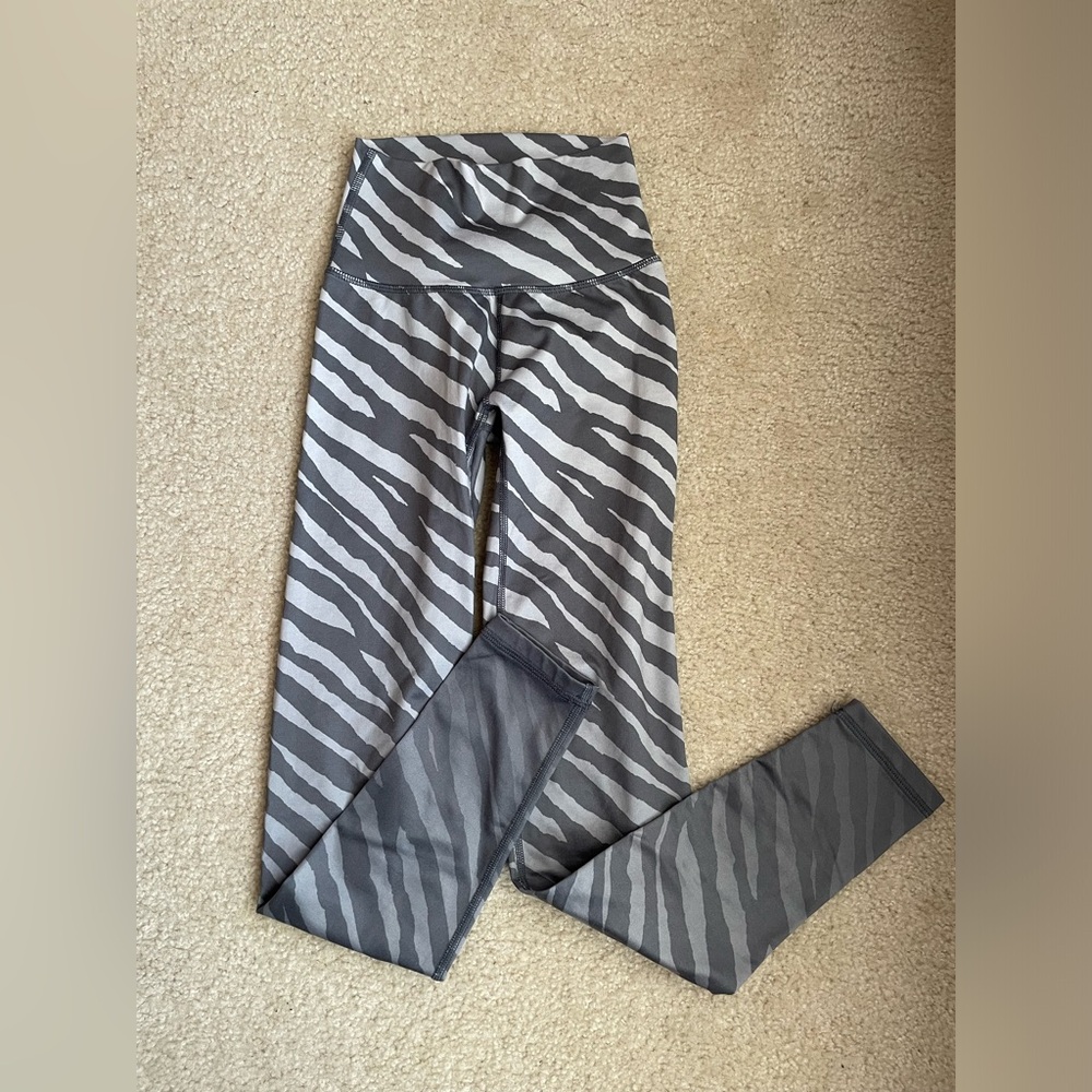 aerie Gray Zebra / Tiger Stripe Leggings